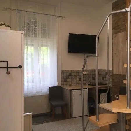 Mora Apartmanhaz * Кишкунфеледьхаза