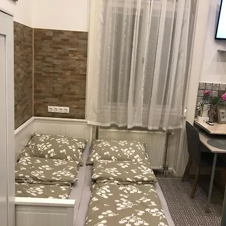 Mora Apartmanhaz * Кишкунфеледьхаза